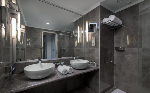 25_Junior_Suite_Sea_View_Bathroom_Rodos_Palladium_web